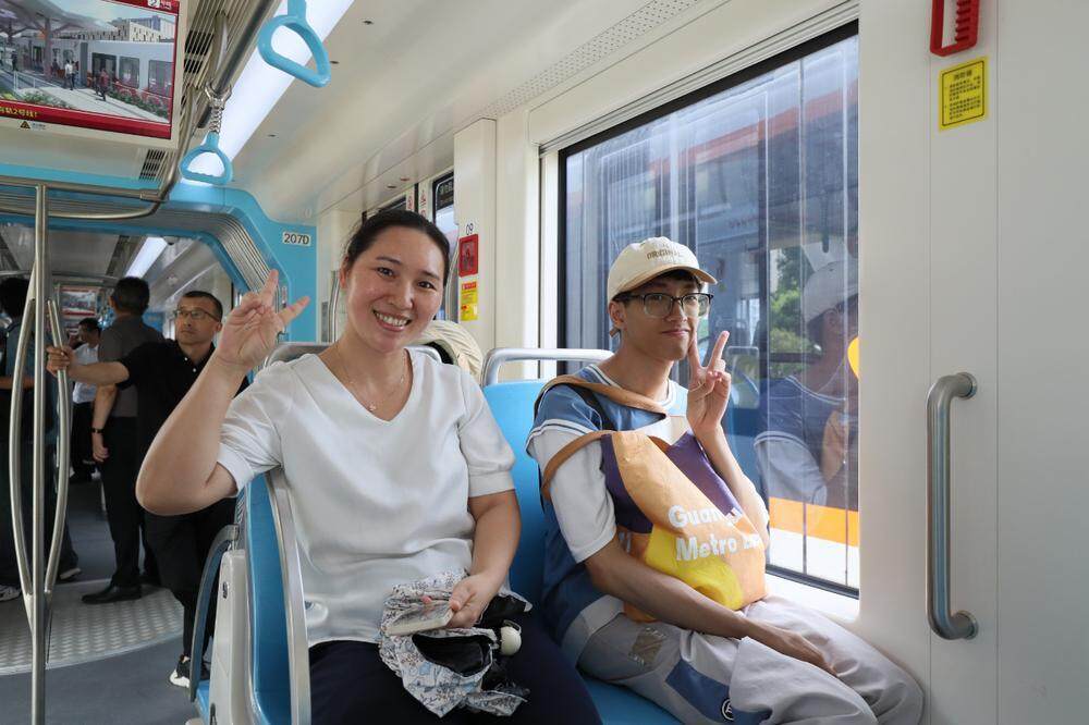  市民纷纷前来尝鲜体验 钟永诚 摄