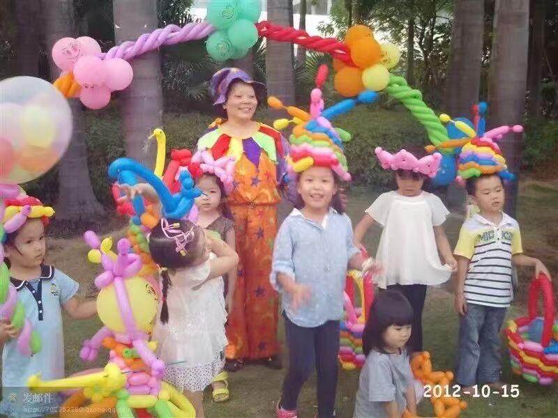 2012年，刘志奇在孩子们的生日派对上