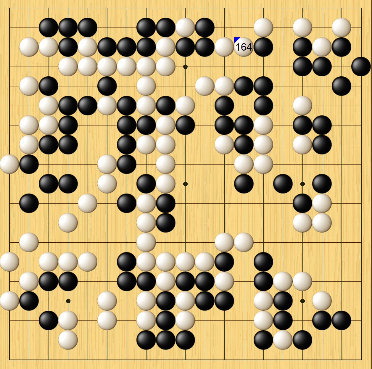 白棋这一手成为最后的败笔，右上角棋形太重，最终被黑棋一挖全歼