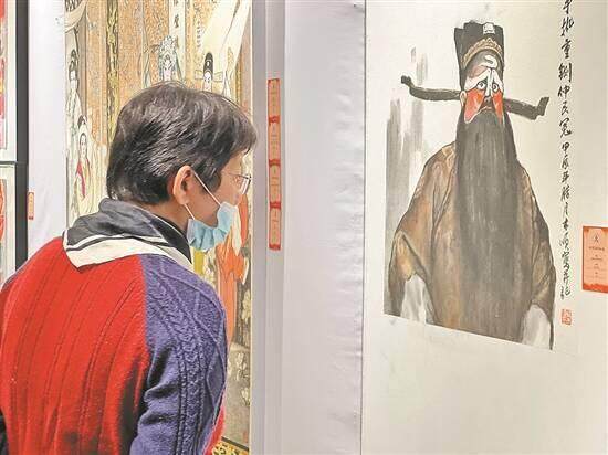 市民群众观赏潮剧主题艺术展