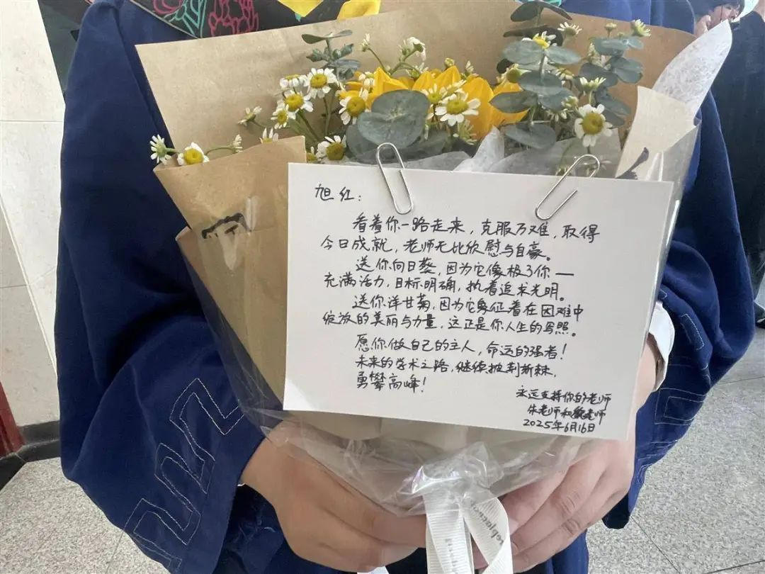  朱磊老师和妻子送给赵旭红的祝福。（受访者供图）