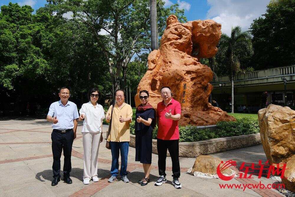 评审专家们兴致勃勃在沙面岛合影，为羊城打call