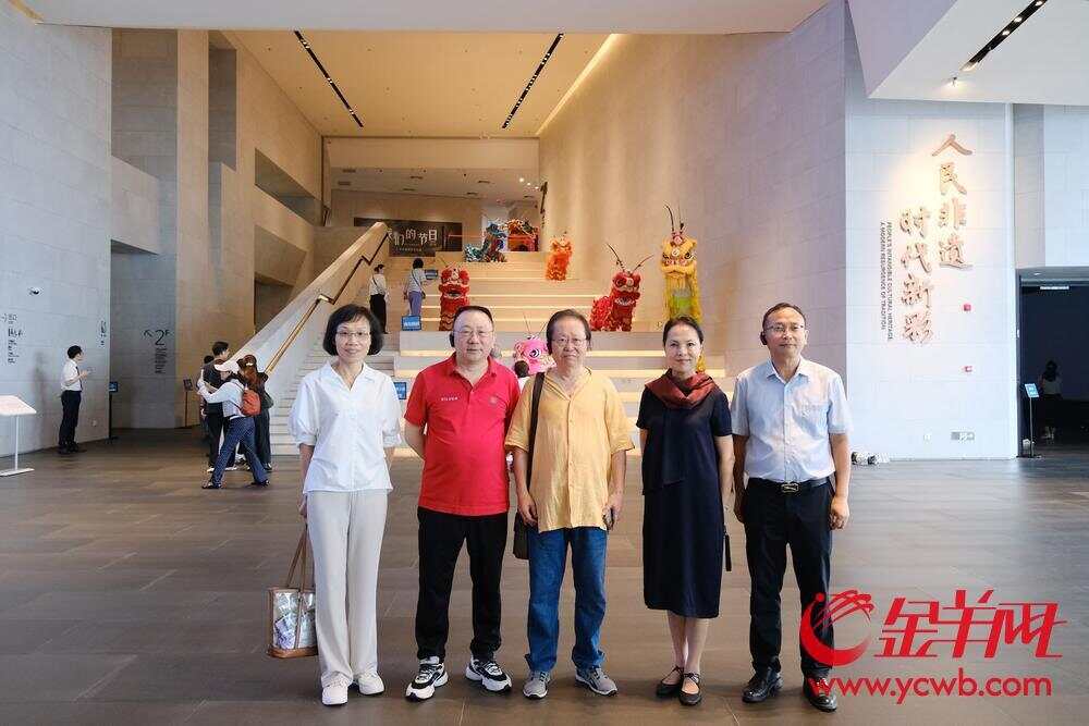 评审专家们兴致勃勃在白鹅潭大湾区艺术中心合影