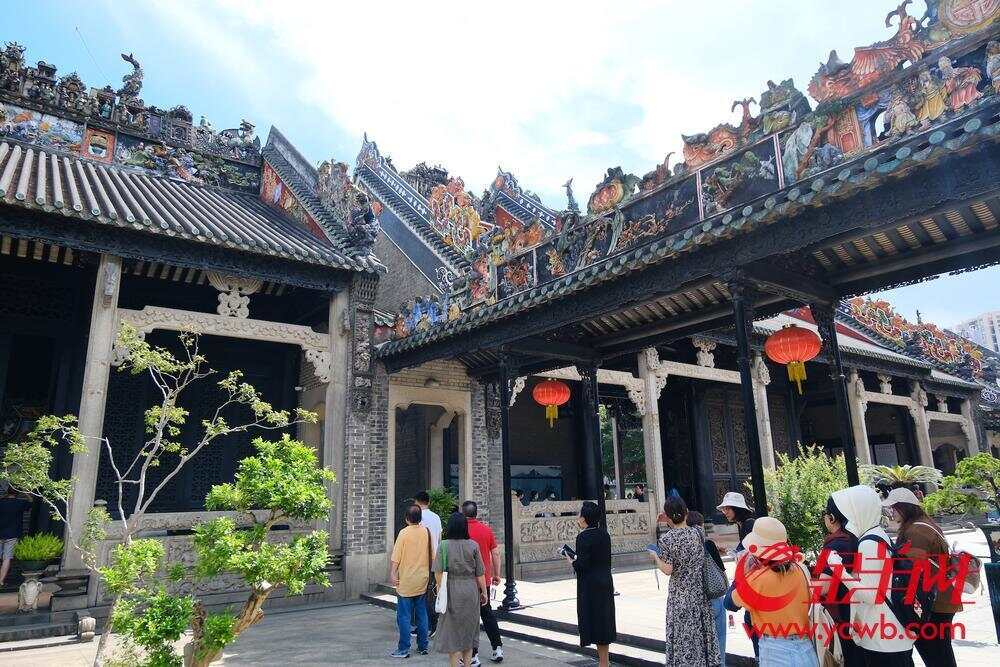 评审专家们来到陈家祠调研