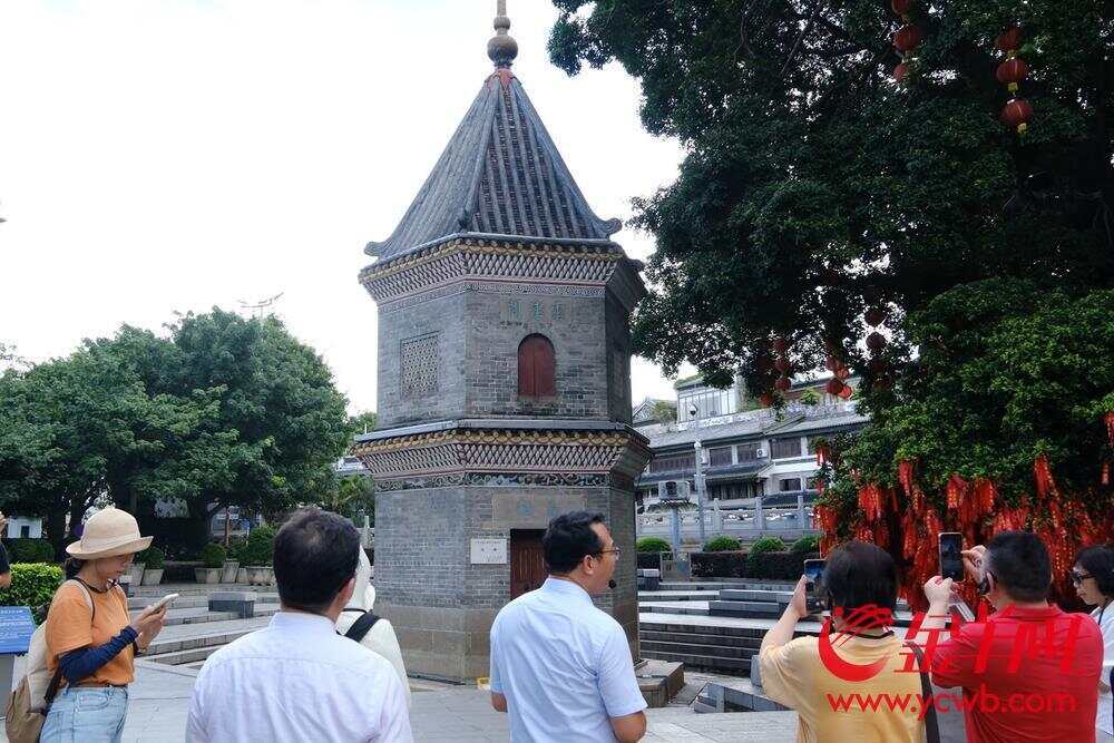 评审专家们在文塔下感受西关风情