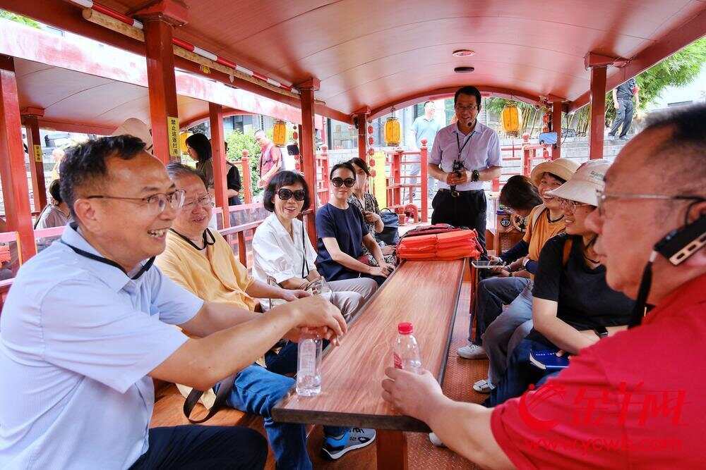 评审专家们来到乘坐游船感受“荔湾胜境”之变