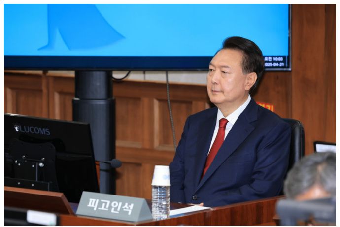 4月21日，尹锡悦在韩国首尔中央地方法院出席庭审。新华社/纽西斯通讯社