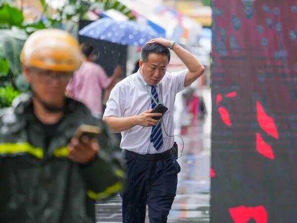 7月10日下午，广州继续受“丹娜丝”残余环流影响出现降水 梁怿韬 摄