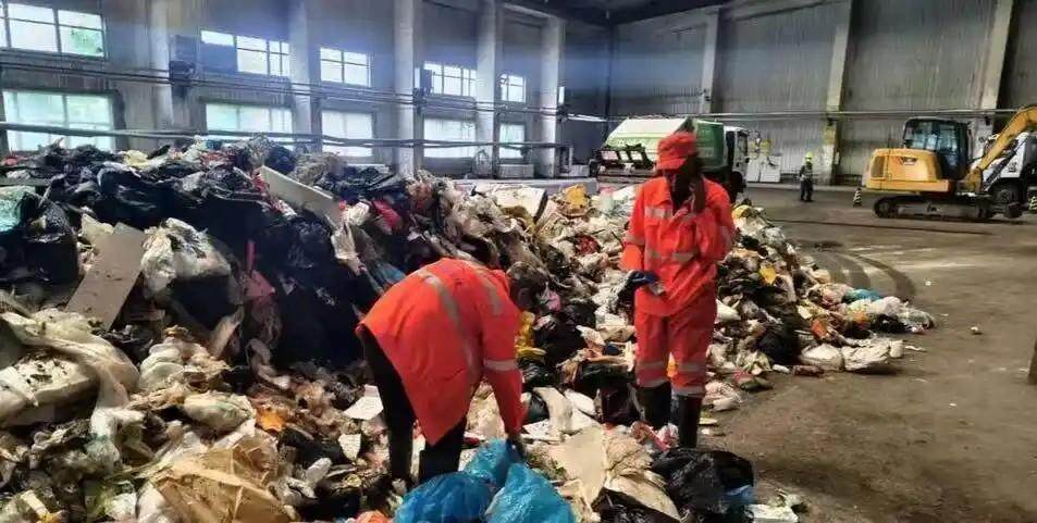 环卫工人翻找垃圾 图源网络 环卫工人翻找垃圾 图源网络