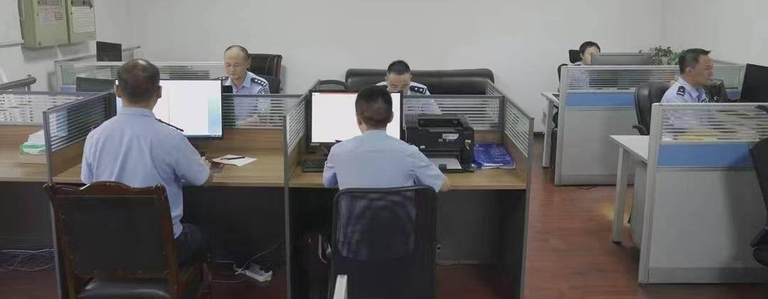  网安民警对视频进行“逐帧排查”。受访者 供图