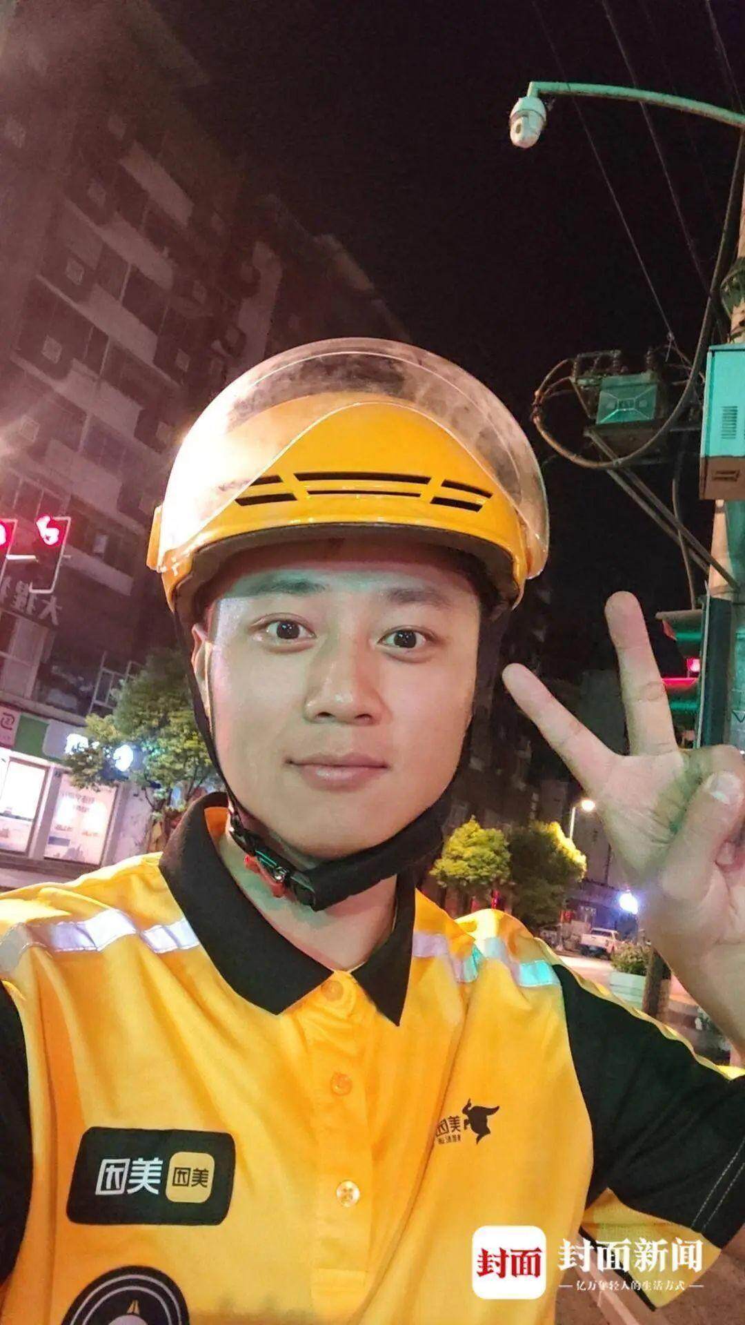  孙先生利用业余时间送外卖（图片来源：封面新闻）