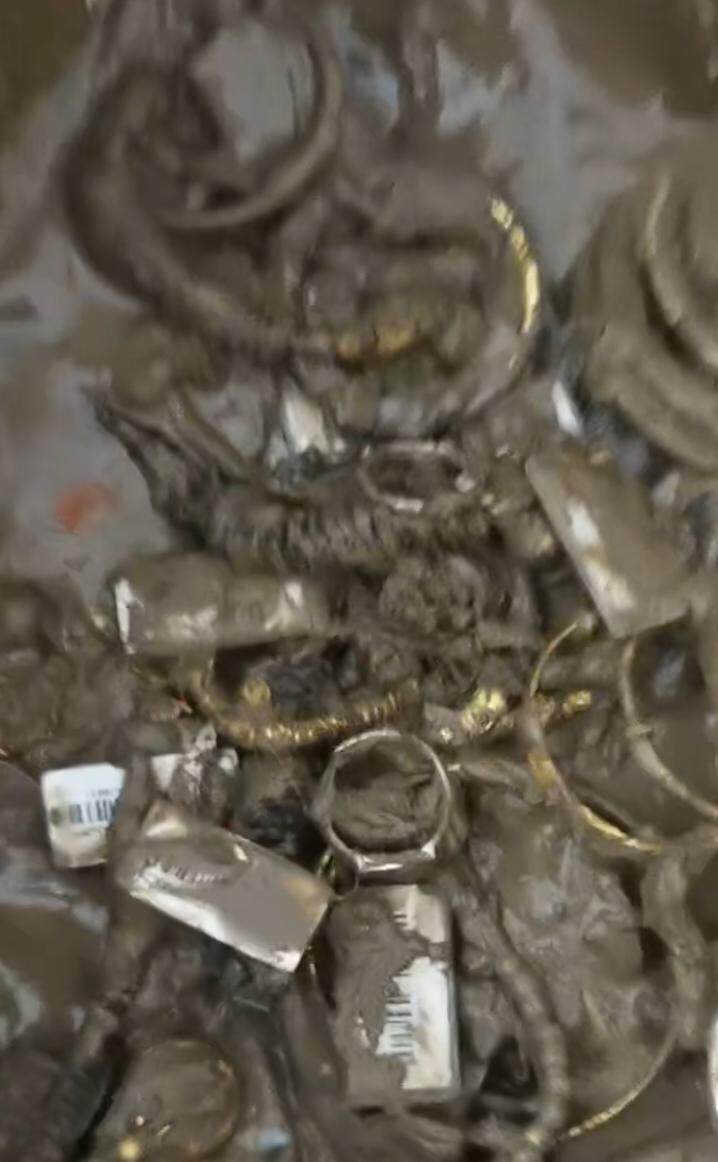 店员捡回来的少数首饰
