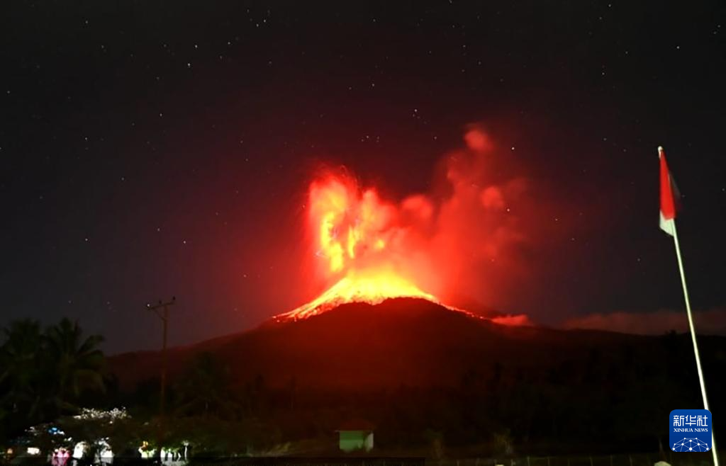 这是8月1日拍摄的喷发中的勒沃托比-拉基拉基火山。新华社发（印尼火山和地质减灾中心供图）