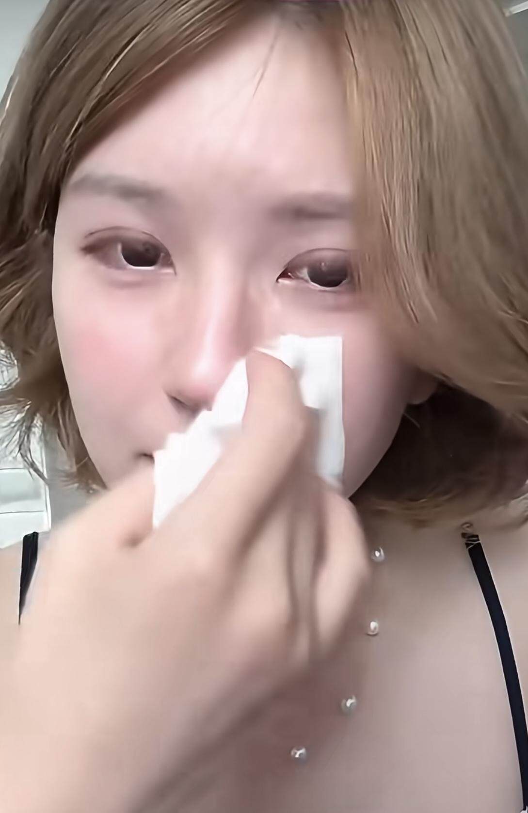 赵露思近日在直播中流泪
