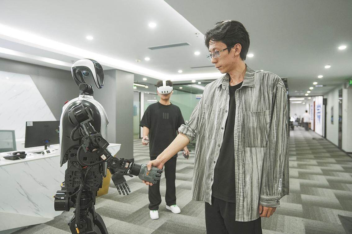  乐聚机器人与人握手（资料图）