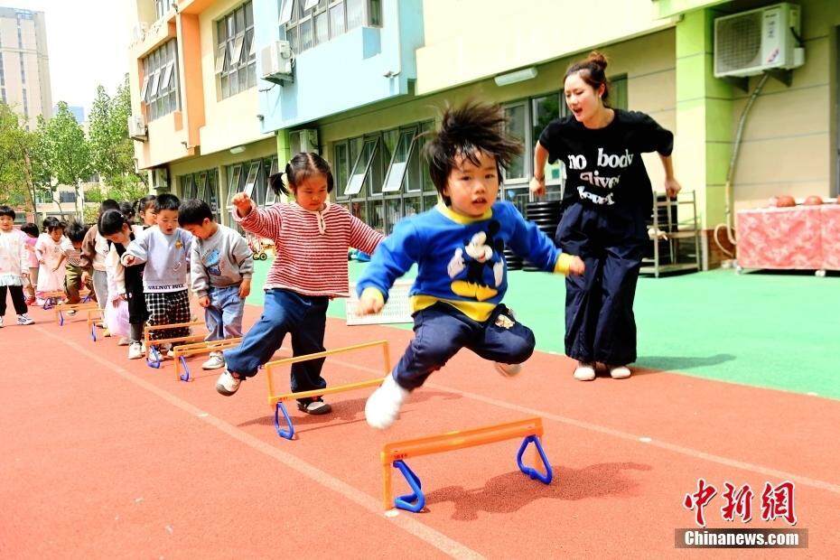 资料图：山东日照东港区翠湖佳园小区幼儿园，小朋友在玩跨栏游戏