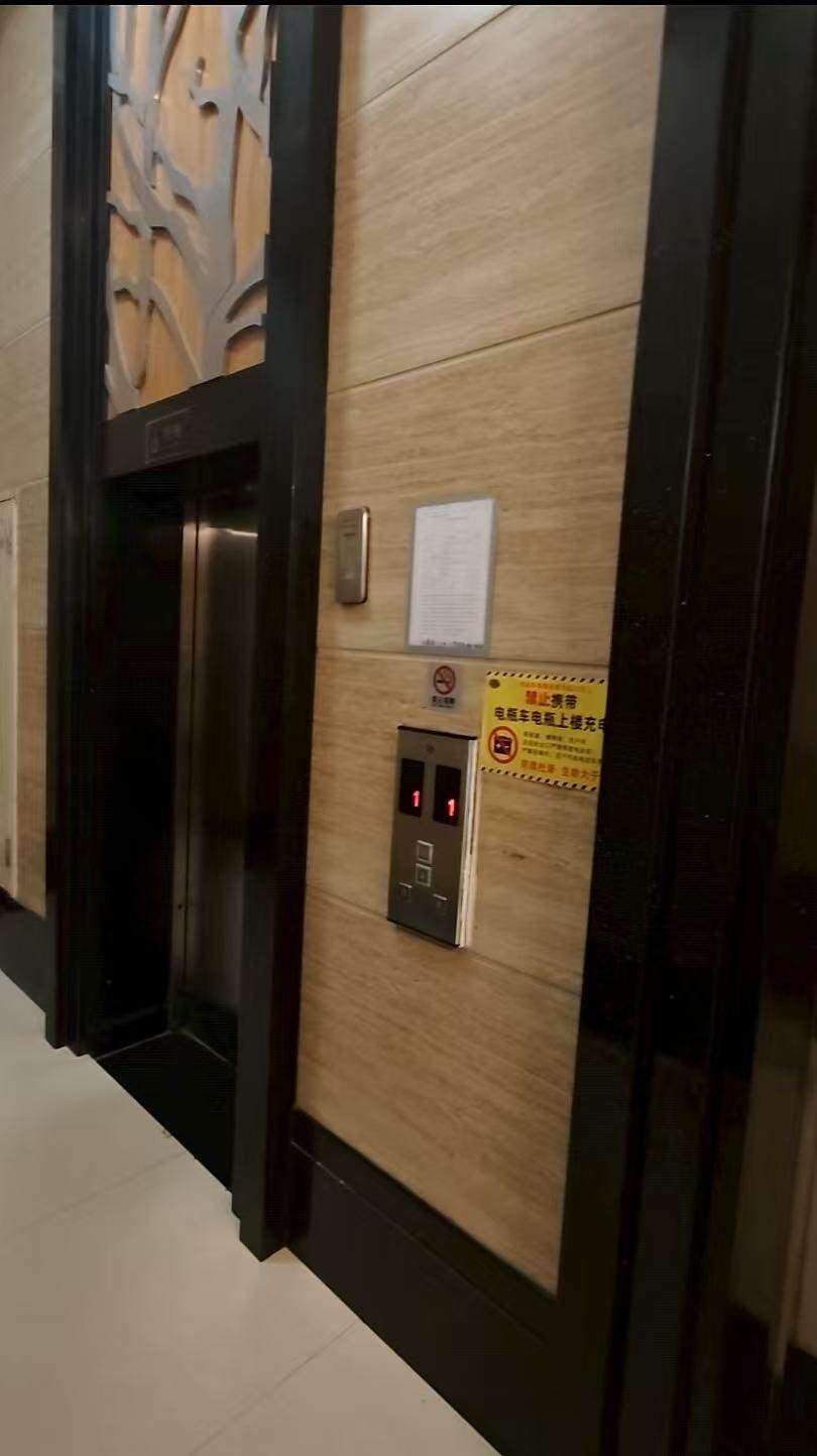 89栋电梯间