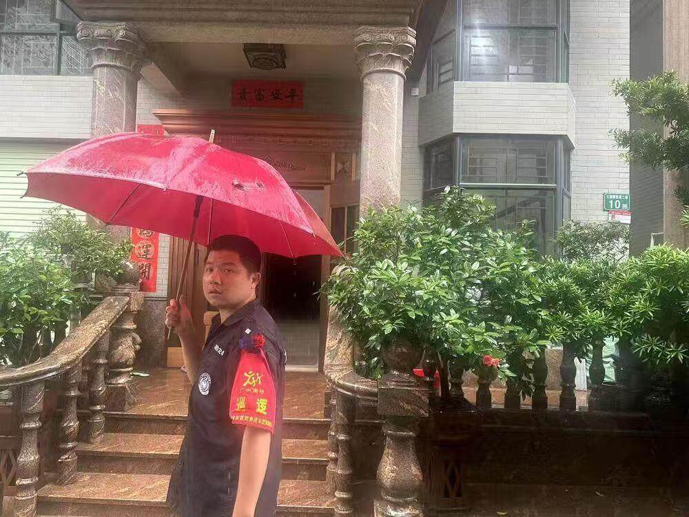  同事拍到的汤伟鹏最后影像，山体垮塌前在转移群众的路上。受访者供图