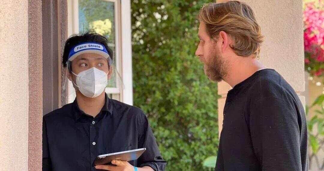  卢锌浩（左）拍摄他第一部短片的工作照