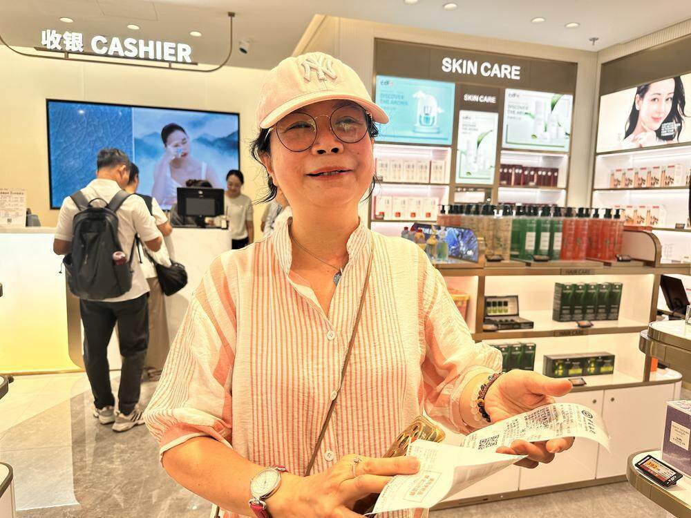 去东南亚前买好手信的陈阿姨