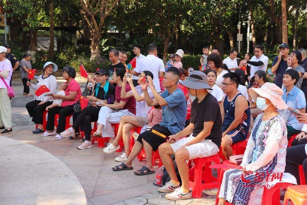市民游客全神贯注观看直播