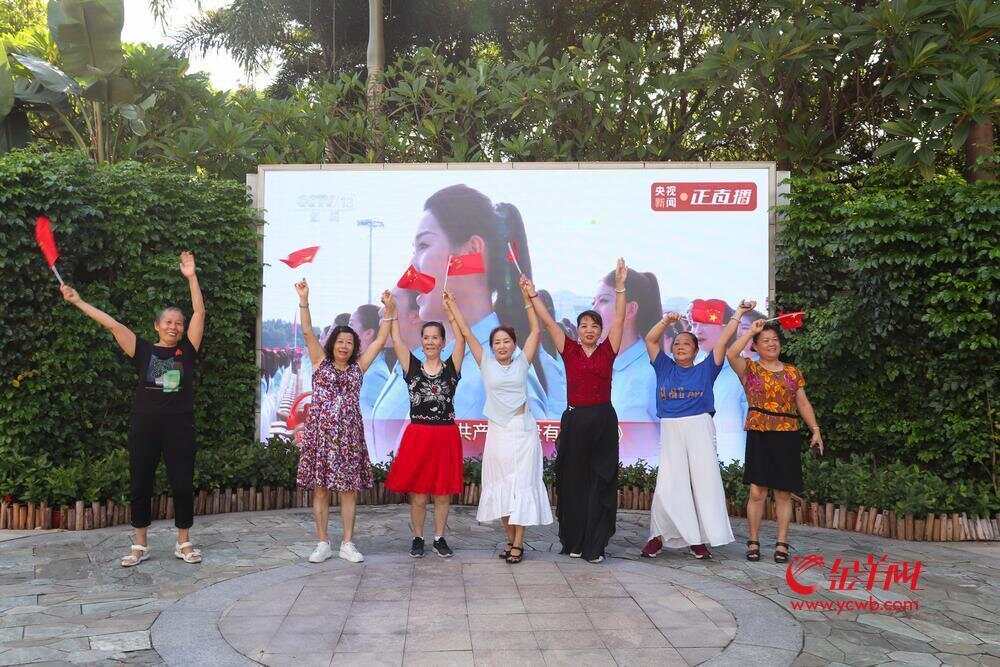 阅兵式开始前，市民游客合影留念