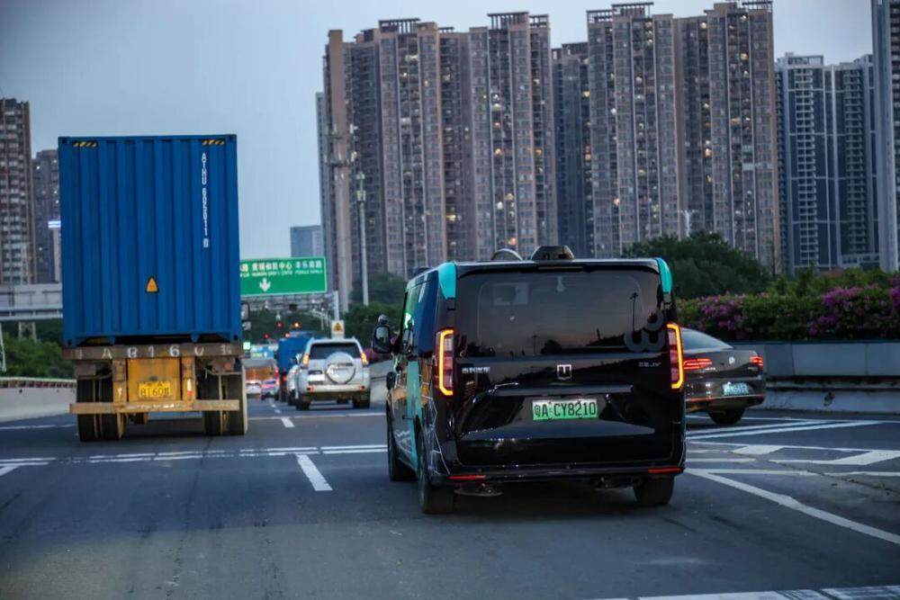 文远知行Robotaxi GXR自如处理晚高峰多车合流 文远知行Robotaxi GXR自如处理晚高峰多车合流