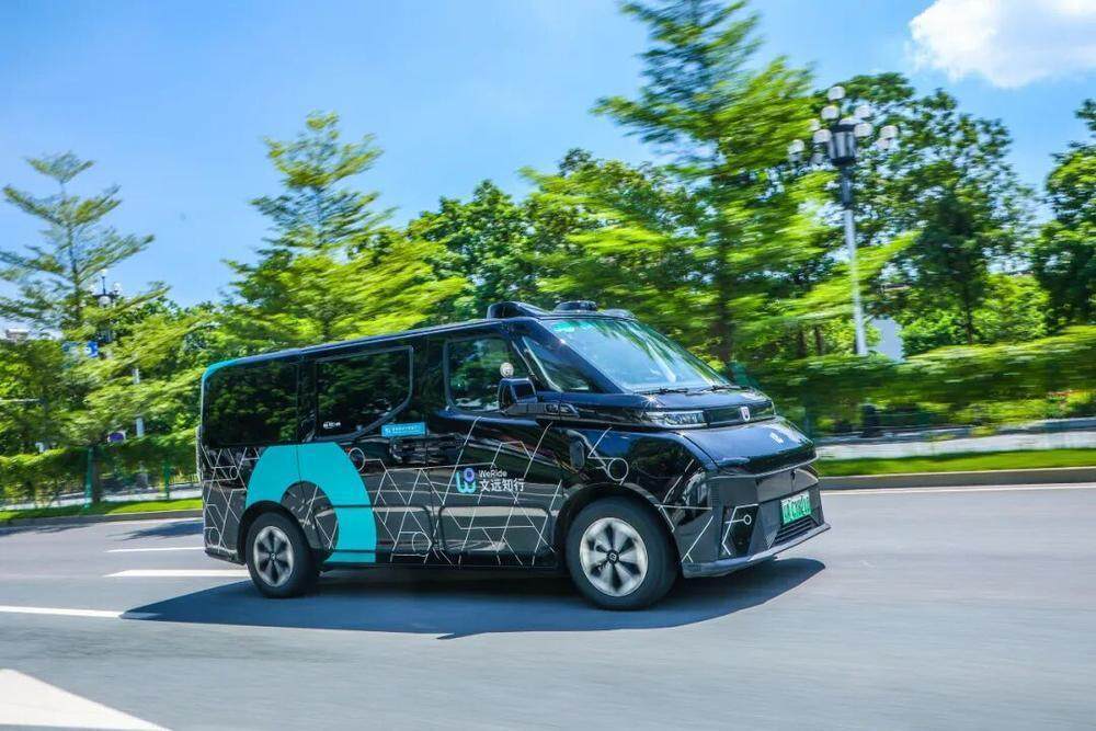 文远知行Robotaxi GXR接驳乘客 文远知行Robotaxi GXR接驳乘客