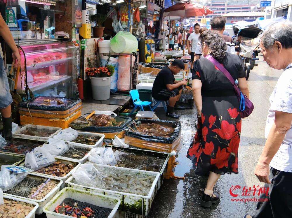 不少街坊来黄沙买海鲜，喜欢这里的海鲜种类多、新鲜，更喜欢“讨价还价”过程