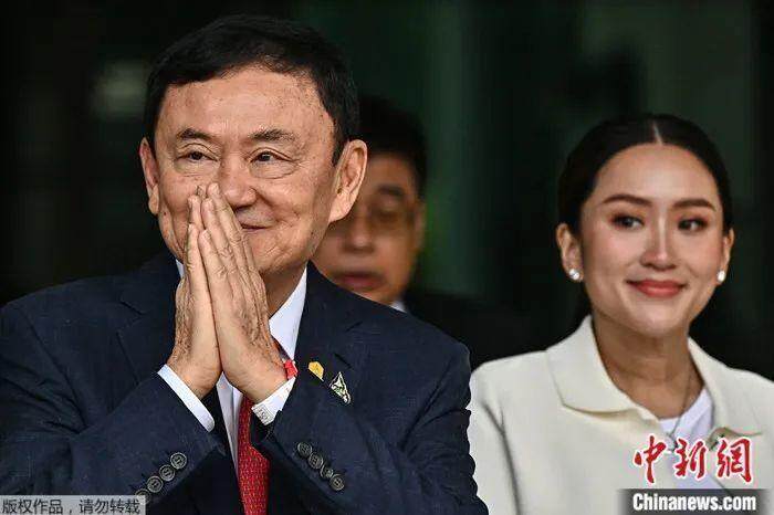  2023年8月22日，他信抵达曼谷机场，与女儿佩通坦一同会见支持者。