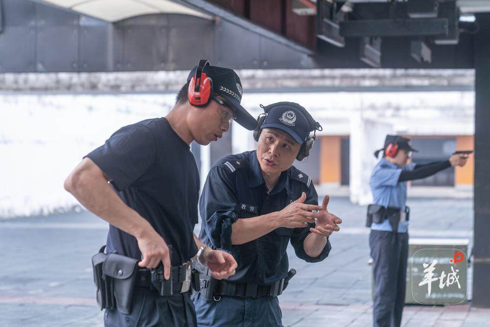 广州市公安局机训支队训练三处一级警长李宇彬（中）在教学中