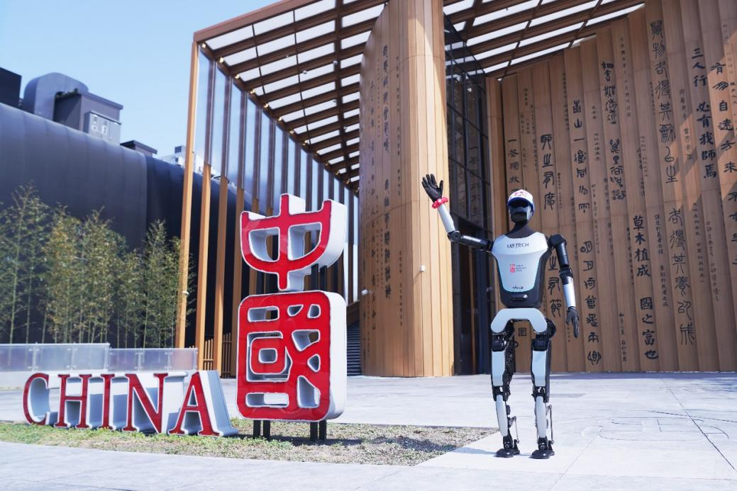 人形机器人Walker C担任大阪世博会中国馆“导览大使”