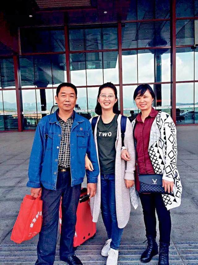 章莹颖与父母 图｜南方都市报