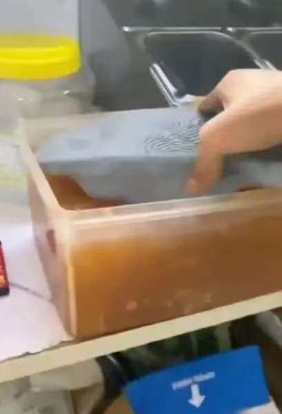 视频中店员将拖鞋放进珍珠配料盆 图源网络