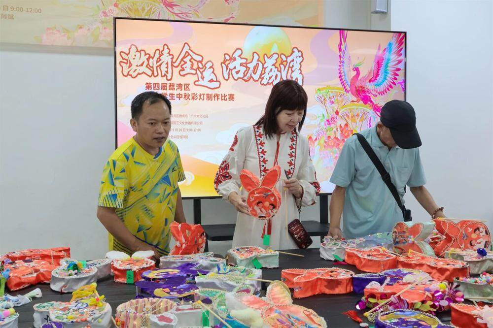  彩灯制作专业人士在现场评审