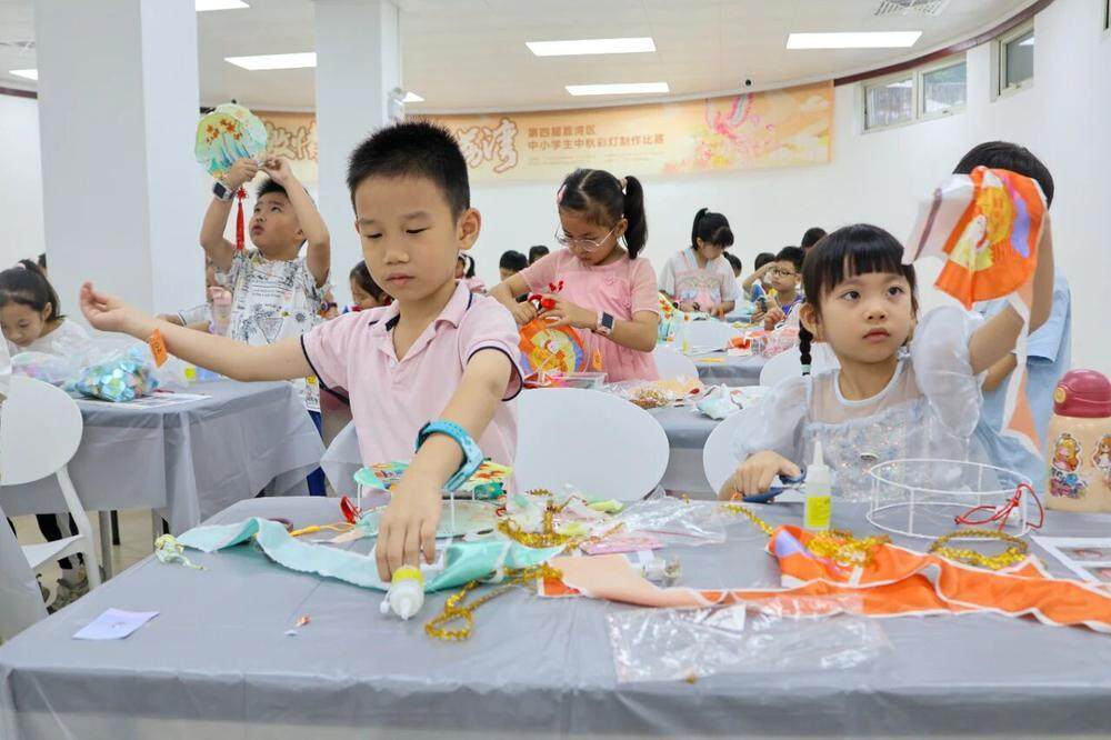  孩子们认真制作彩灯
