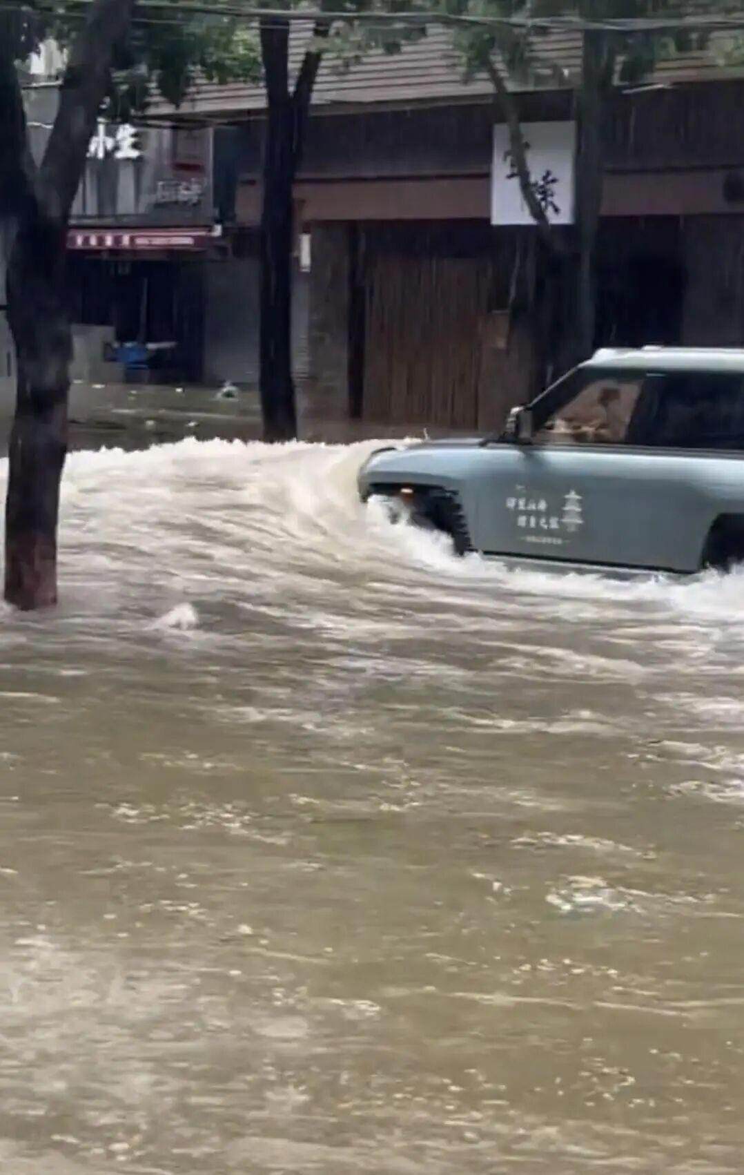  ▲车辆掀起的水浪冲向临街商铺