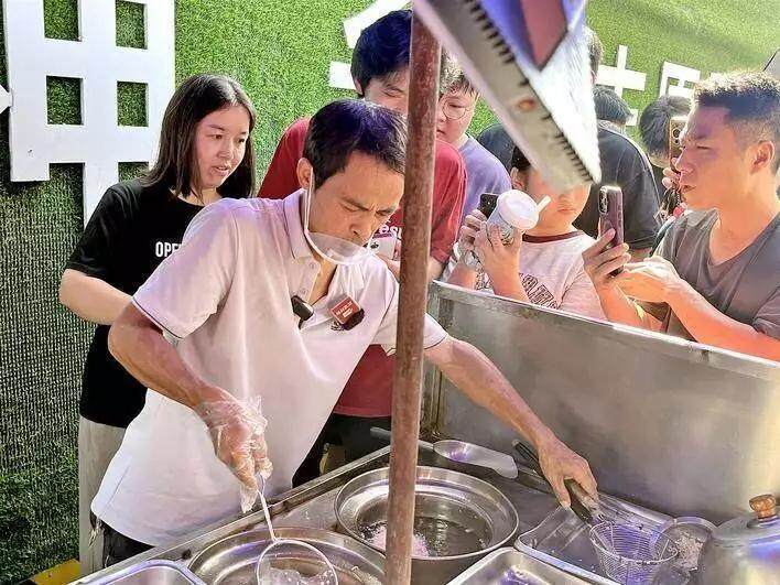 “鸡排哥”在炸鸡排。图源网络