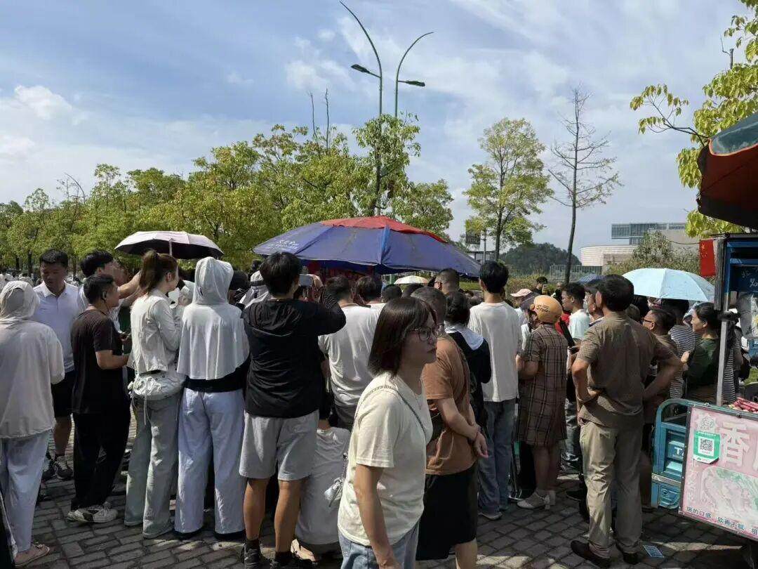 “鸡排哥”的摊位前围了不少人