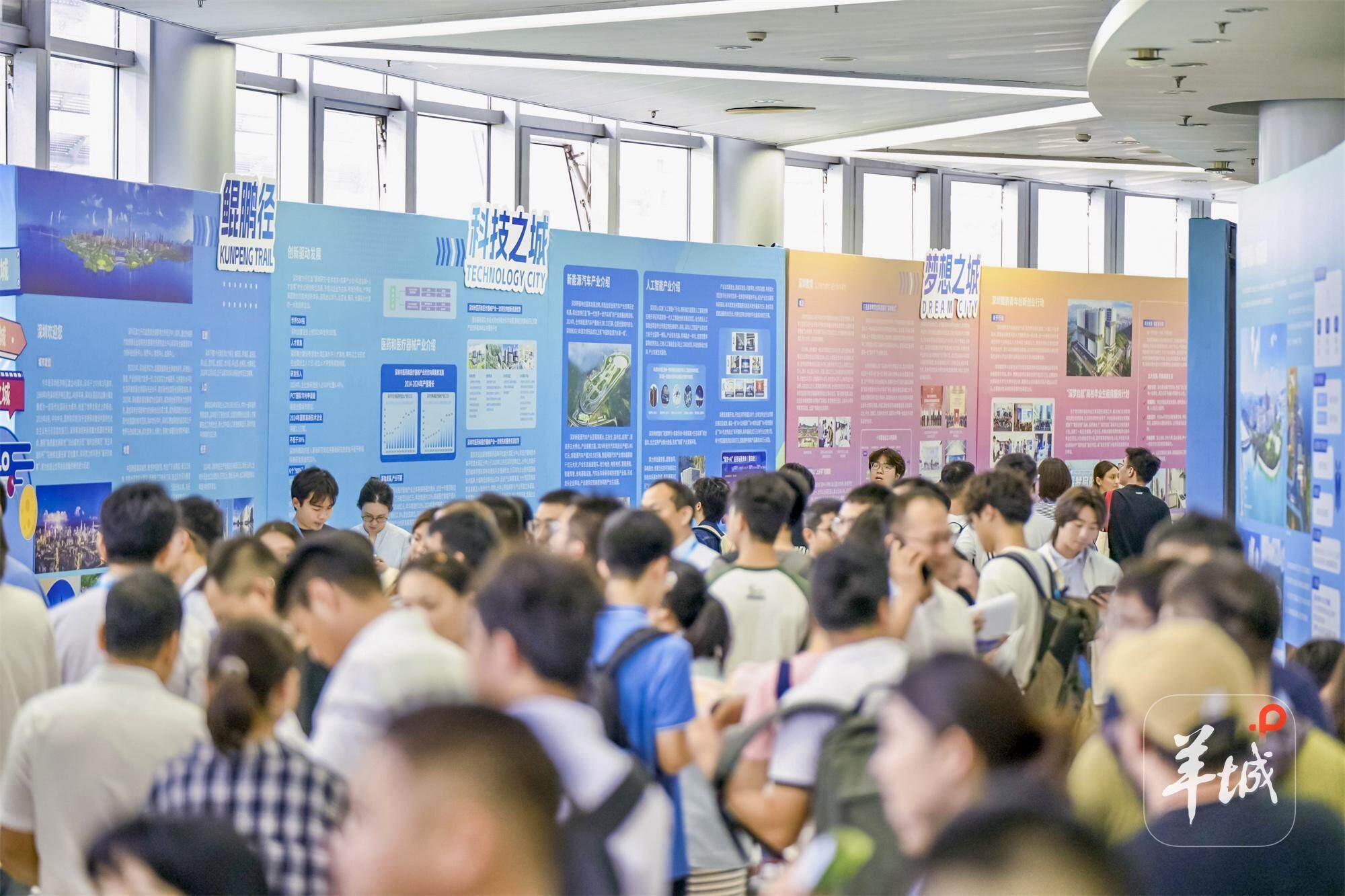 “百万英才汇南粤”2025年N城联动秋季招聘活动吸引了大量毕业生前来求职。羊城晚报记者 刘畅 摄（下同）