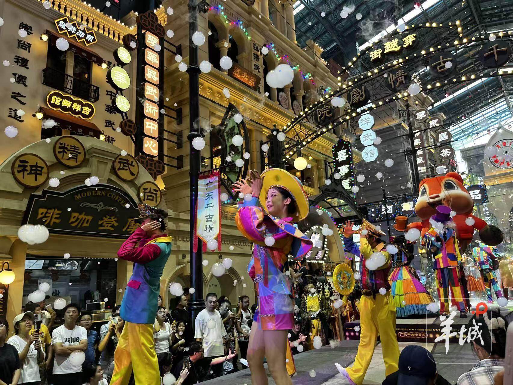 中秋节当天，游客在广东千古情景区欣赏表演。羊城晚报记者 刘星彤 摄