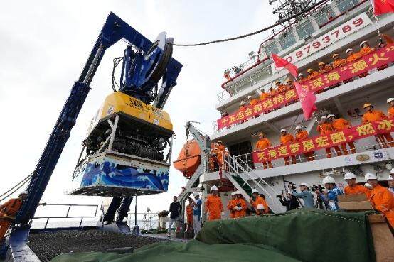 “海马”号深海遥控潜水器携“源火”出水