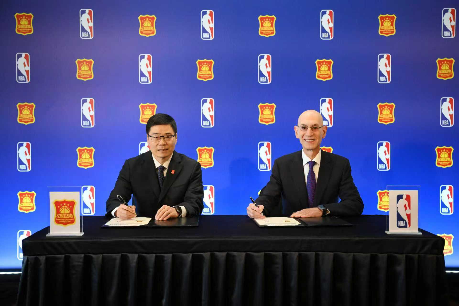 △中国篮球协会主席郭振明（左）和NBA主席亚当·萧华（右）正式签署合作协议