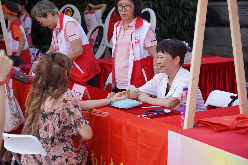 老年人积极参加银龄集市上各项摊位活动