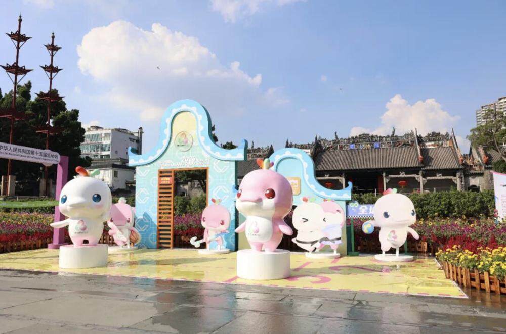  “喜洋洋”“乐融融”搭配带有西关大屋元素背景