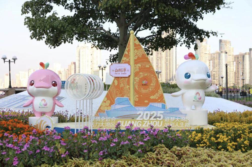  帆船造型的帆面呈“迎风鼓满”姿态