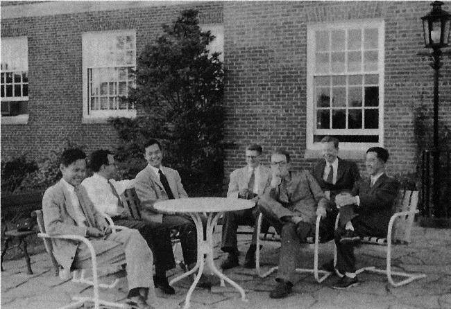  1952年秋杨振宁等物理学家于普林斯顿高等研究院（左起：杨振宁、派斯、李政道、斯诺、爱德华兹、沃德、南部阳一郎）