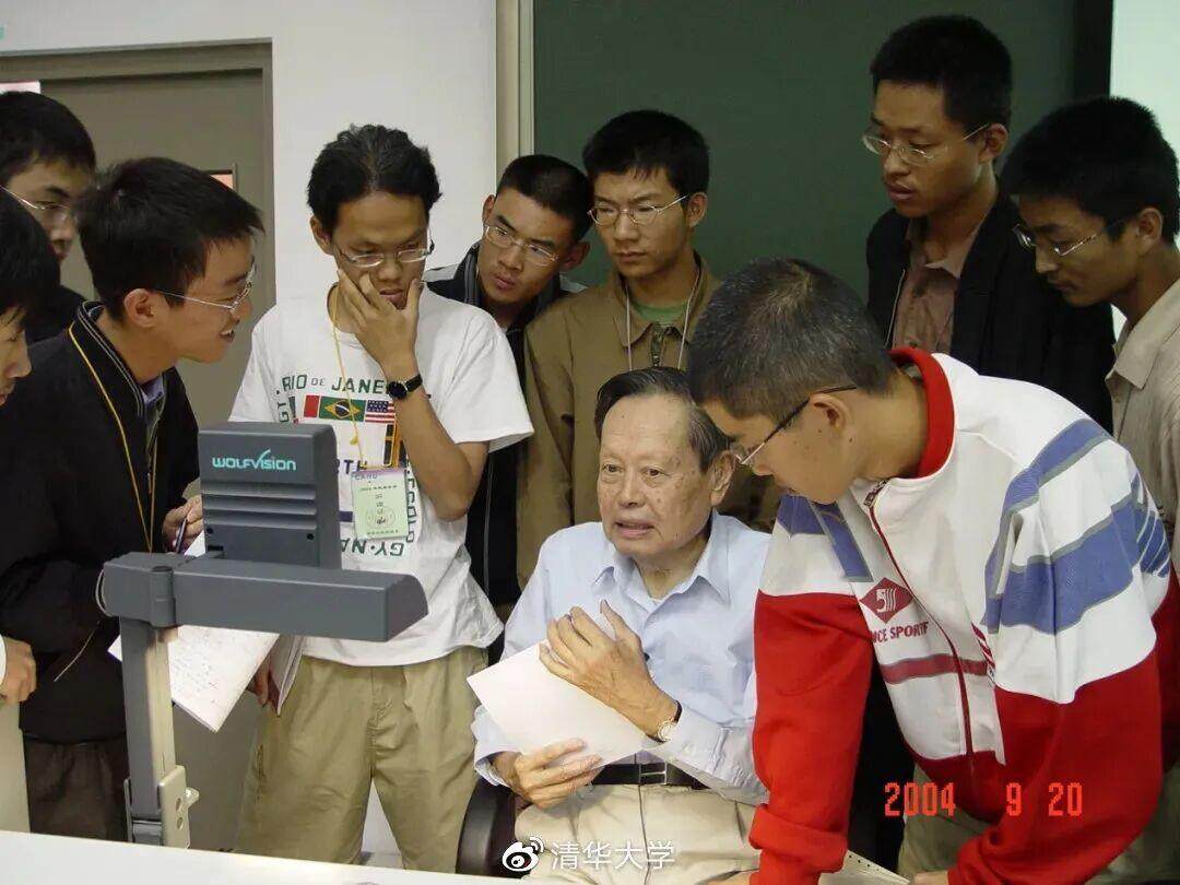  杨振宁课间答疑。来源：清华大学官方微博