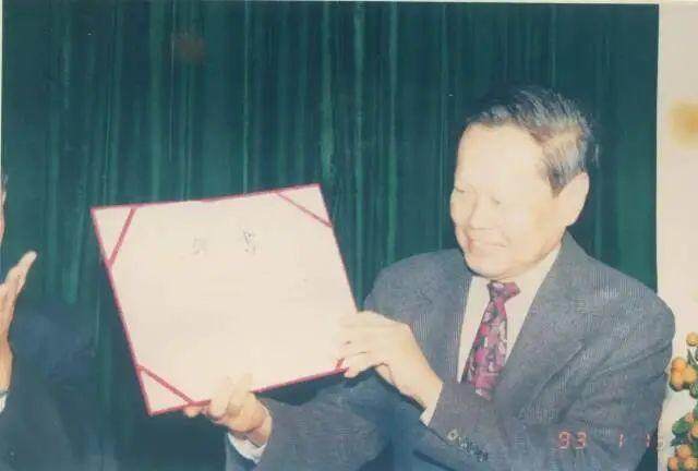  杨振宁展示名誉校长证书。图片来源：东莞理工学院