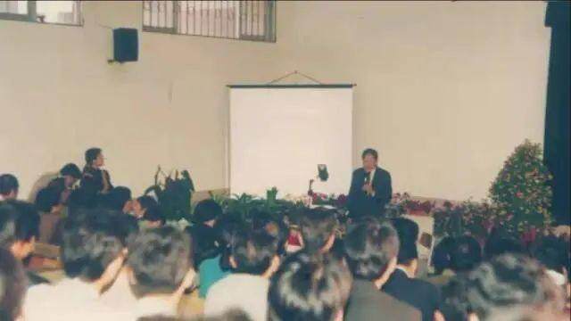  1993年1月13日，杨振宁为东莞理工学院师生演讲。来源：东莞理工学院